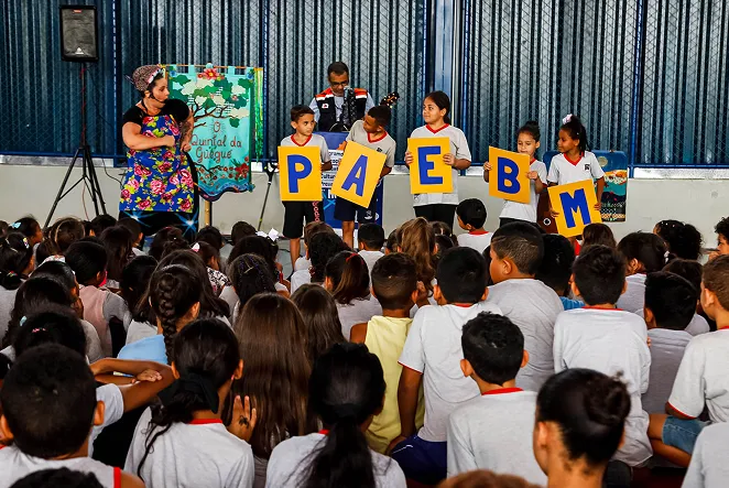 Teatro infantil sobre prevenção com a Maia