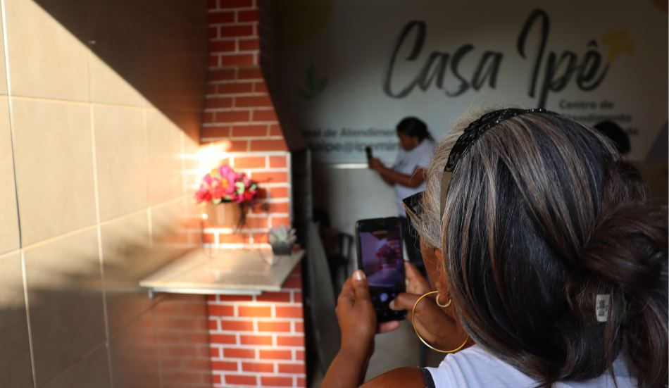 Oficinas de capacitação com artesãs na Casa Ipê